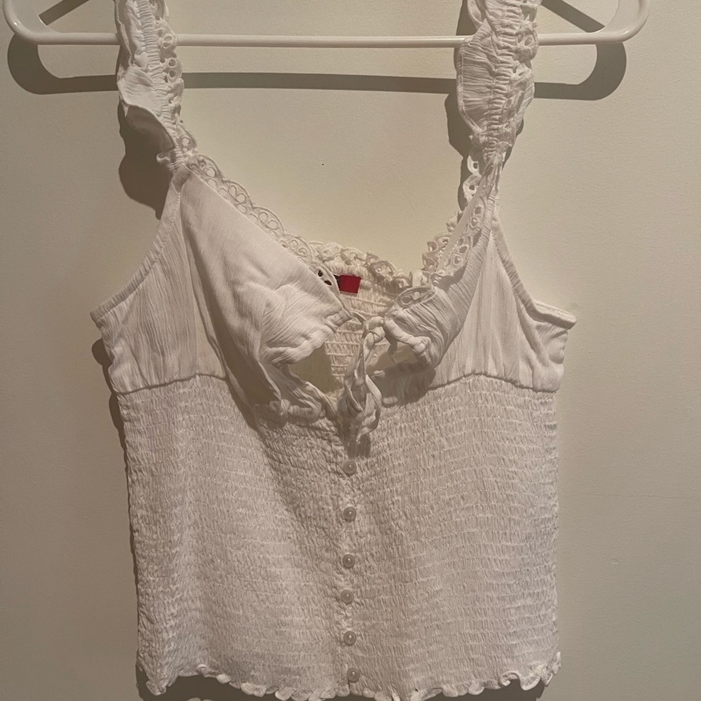 Guess top nwot​​​​​ - Picture 2 of 6